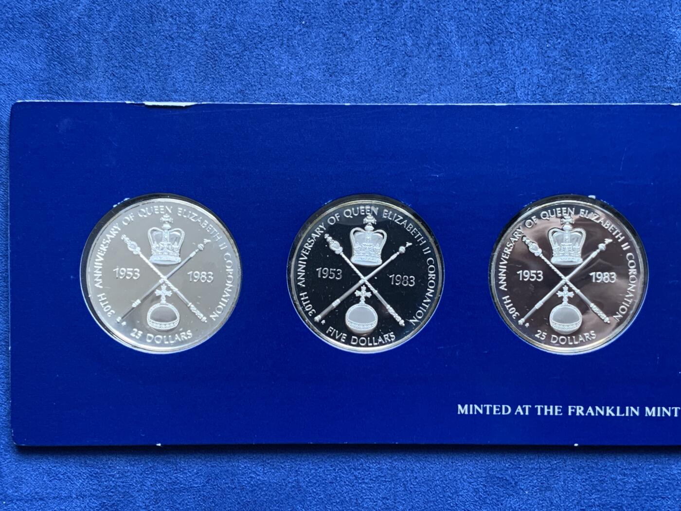 《竞宝斋》第477场 周日，周一 2场连拍 （全场包邮）欢迎送拍 加勒比5个英联邦国家1983年5枚精制克朗银币套 伊丽莎白二世女王加冕30周年纪念 小于4千套 盒证全 富兰克林造币出品