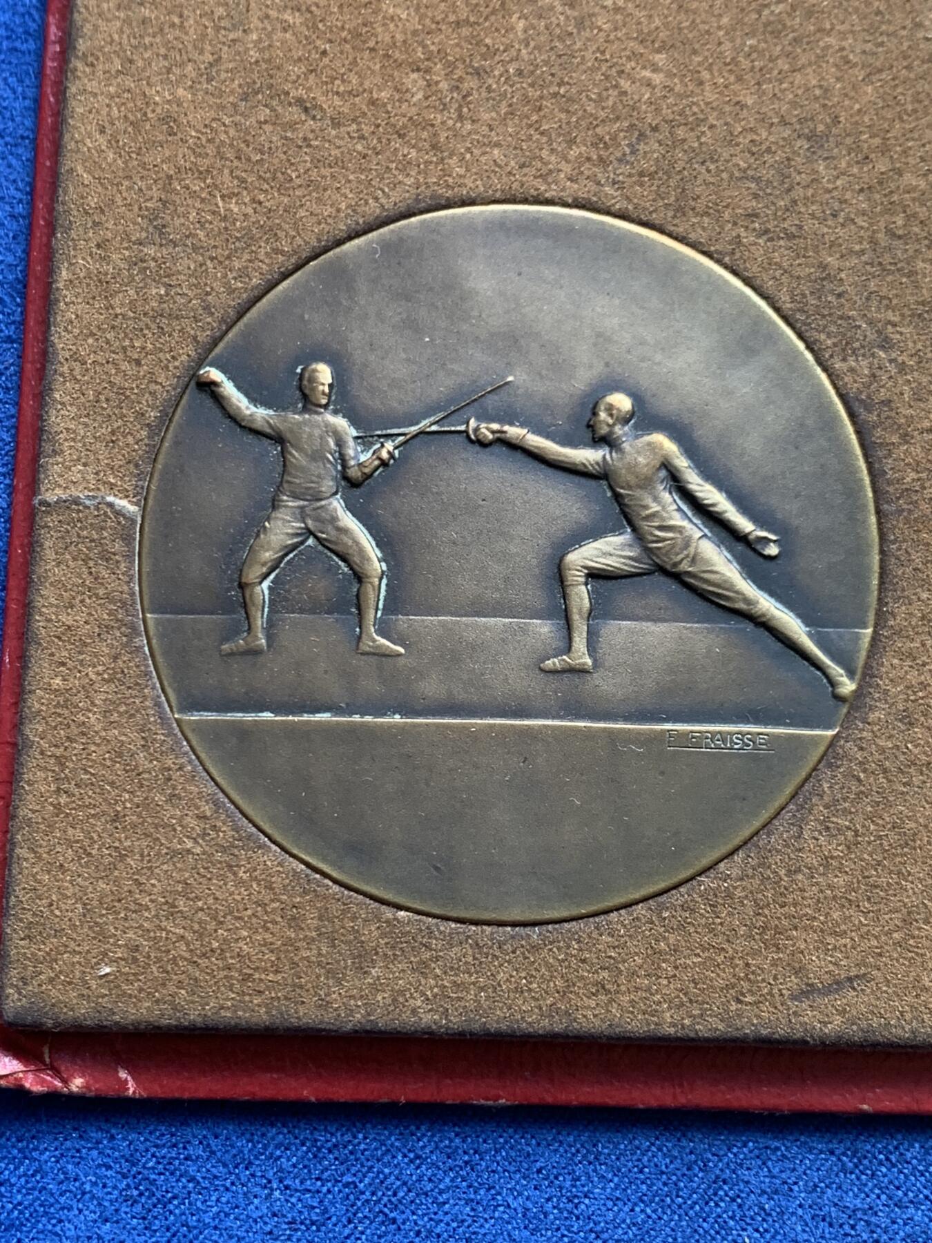 《竞宝斋》第477场 周日，周一 2场连拍 （全场包邮）欢迎送拍 两枚一组 法国击剑协会铜章 总重108.8克 约50mm 带盒