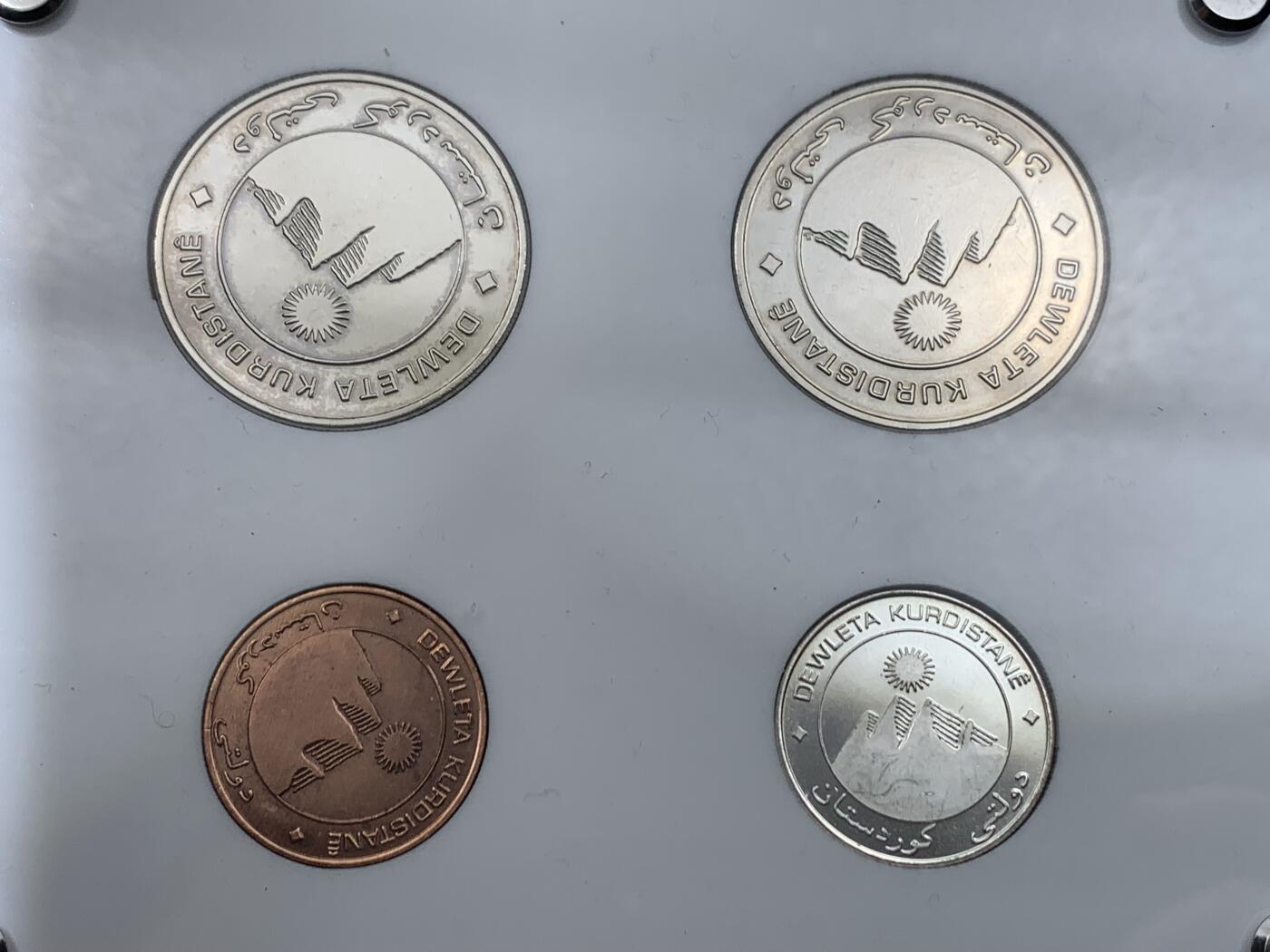 《竞宝斋》第477场 周日，周一 2场连拍 （全场包邮）欢迎送拍 库尔德斯坦2003年开国首套纪念币，含一枚小红隼银币，银币数量1000枚左右，订制FDC盒 品相好 质量佳