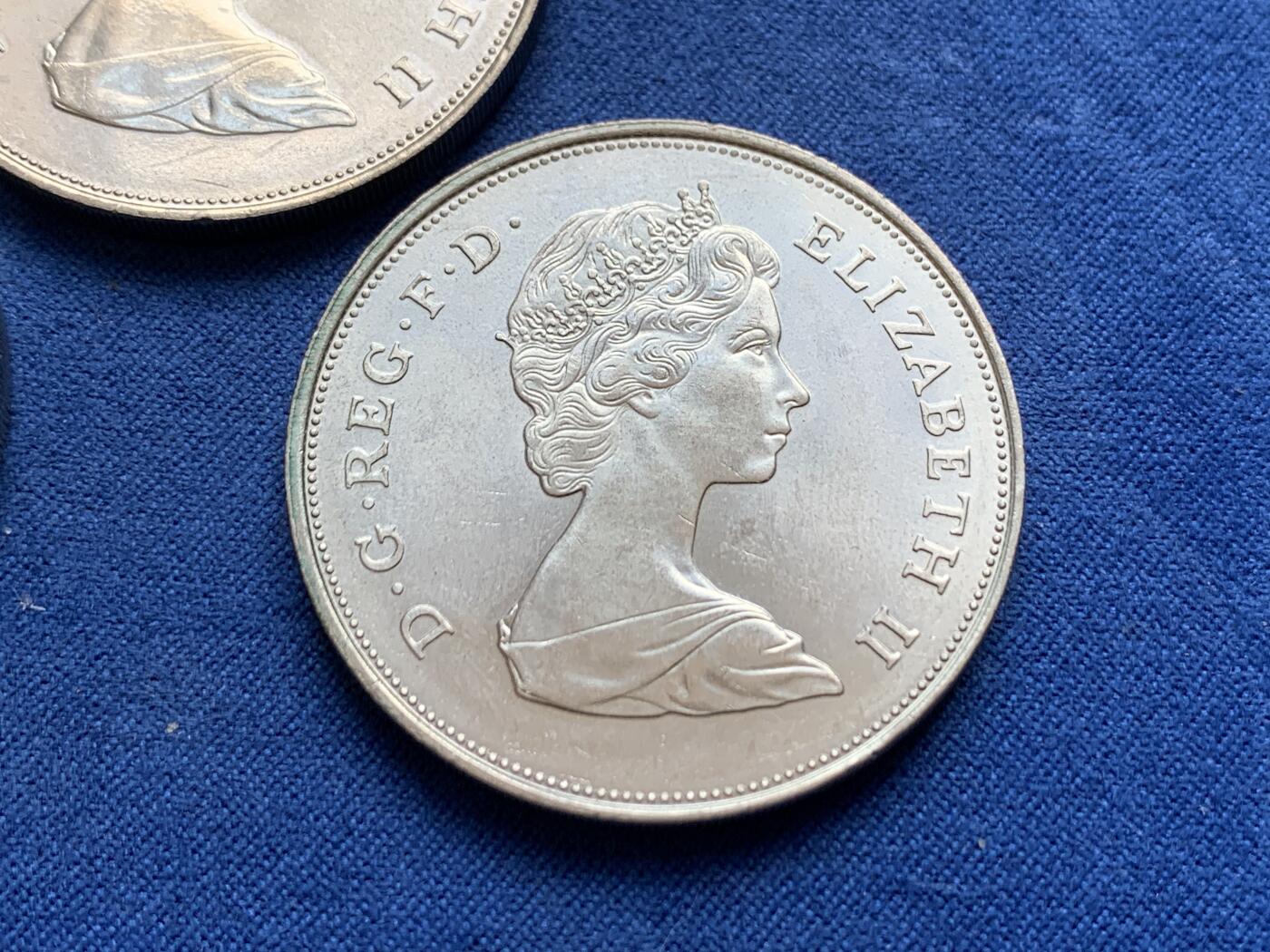 《竞宝斋》第477场 周日，周一 2场连拍 （全场包邮）欢迎送拍 三枚一组 1980年 英国女王母亲纪念克朗，光度不错。