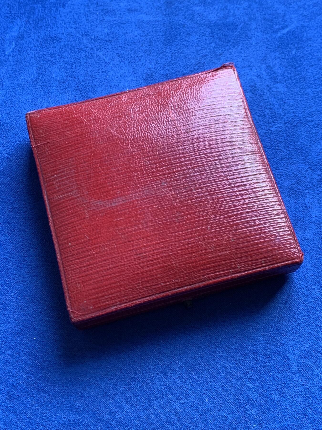 《竞宝斋》第477场 周日，周一 2场连拍 （全场包邮）欢迎送拍 英法握手主题大铜章，寓意友好合作，题材吉祥，139.2克，63.1mm，原盒（有损），收藏观赏俱佳