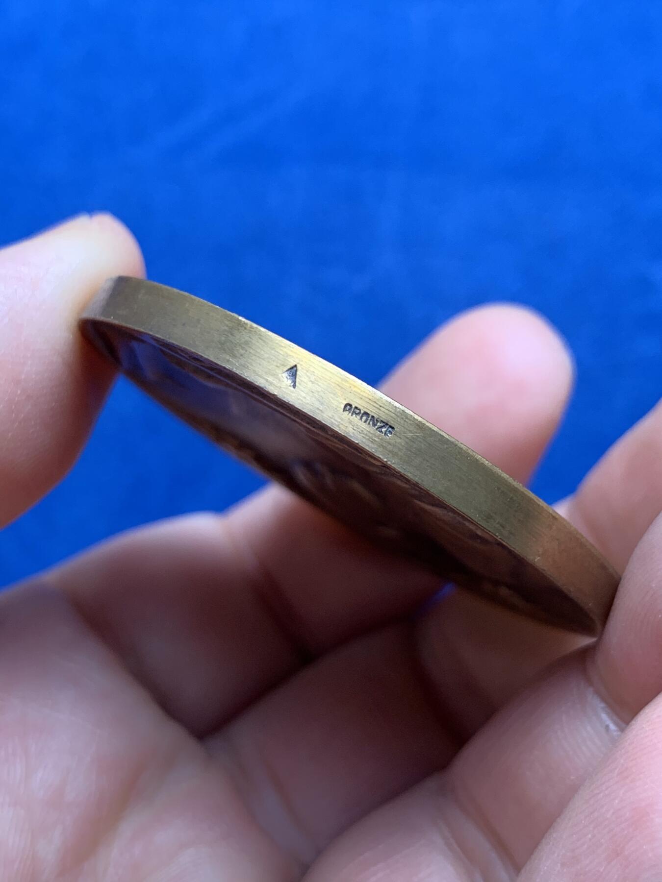 《竞宝斋》第477场 周日，周一 2场连拍 （全场包邮）欢迎送拍 法国会计协会纪念铜章 高浮雕 42.3克 45.6mm 三角铜标