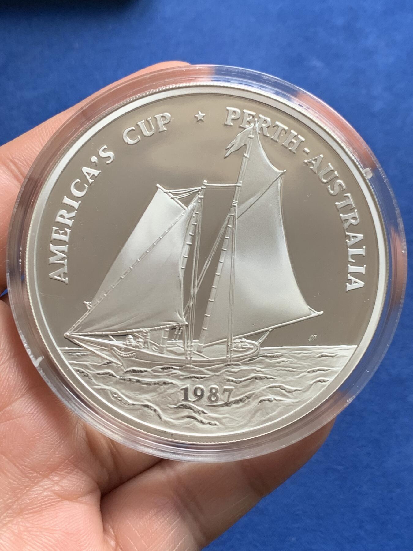 《竞宝斋》第477场 周日，周一 2场连拍 （全场包邮）欢迎送拍 萨摩亚1987年美洲杯帆船挑战赛25元精制银币 5盎司999银 发行量35000枚 盒证全