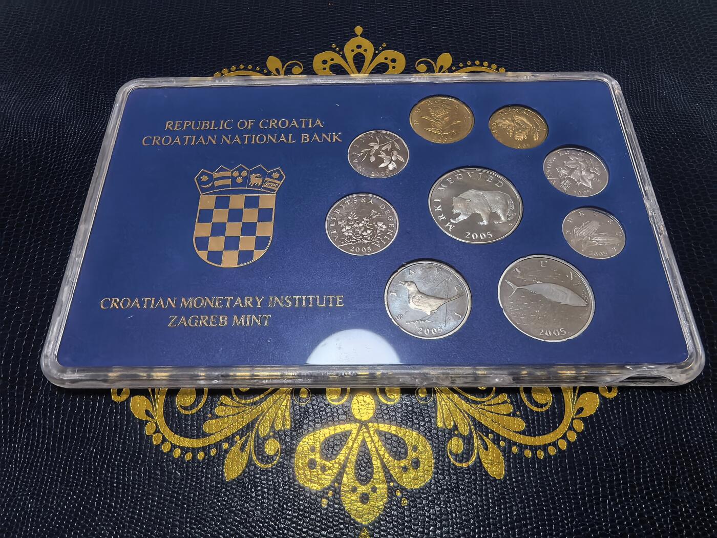 长老汇马年精选第十六场拍卖 2005克罗地亚9枚精制套币，盒子下边有破损如图