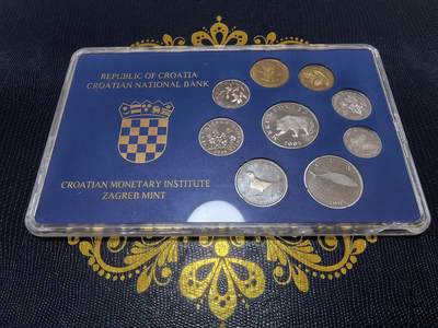 长老汇马年精选第十六场拍卖 - 2005克罗地亚9枚精制套币，盒子下边有破损如图