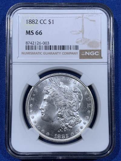 《竞宝斋》第477场 周日，周一 2场连拍 （全场包邮）欢迎送拍 - NGC MS66 美国 1882 CC 摩根银币 稀有卡森厂 麦稀奇所见最高分 转光犀利 打制极美 银霜感十足 不可错过的极佳收藏品 一枚毕业