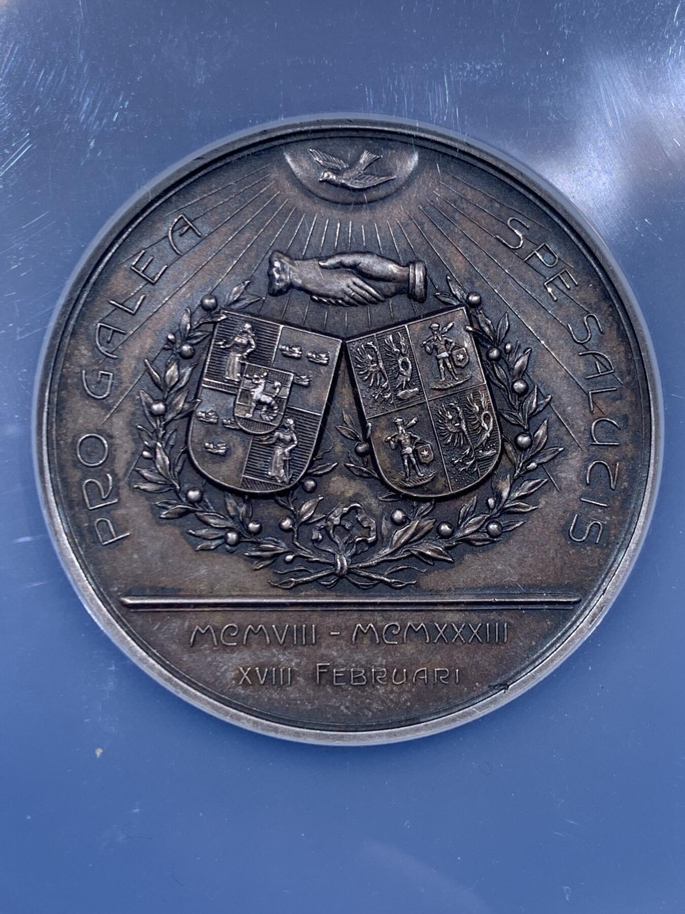 《竞宝斋》第477场 周日，周一 2场连拍 （全场包邮）欢迎送拍 NGC MS62 荷兰1933年婚礼纪念大银章，荷兰婚典题材经典纪念章。正面图案双文章,铭文译为”婚姻是心灵的港湾“，背面铭文译为”玫瑰会凋谢，花朵会枯萎，爱与怀念永恒留存“烂漫至极。直径：50mm，重：50.4g，加大盒。