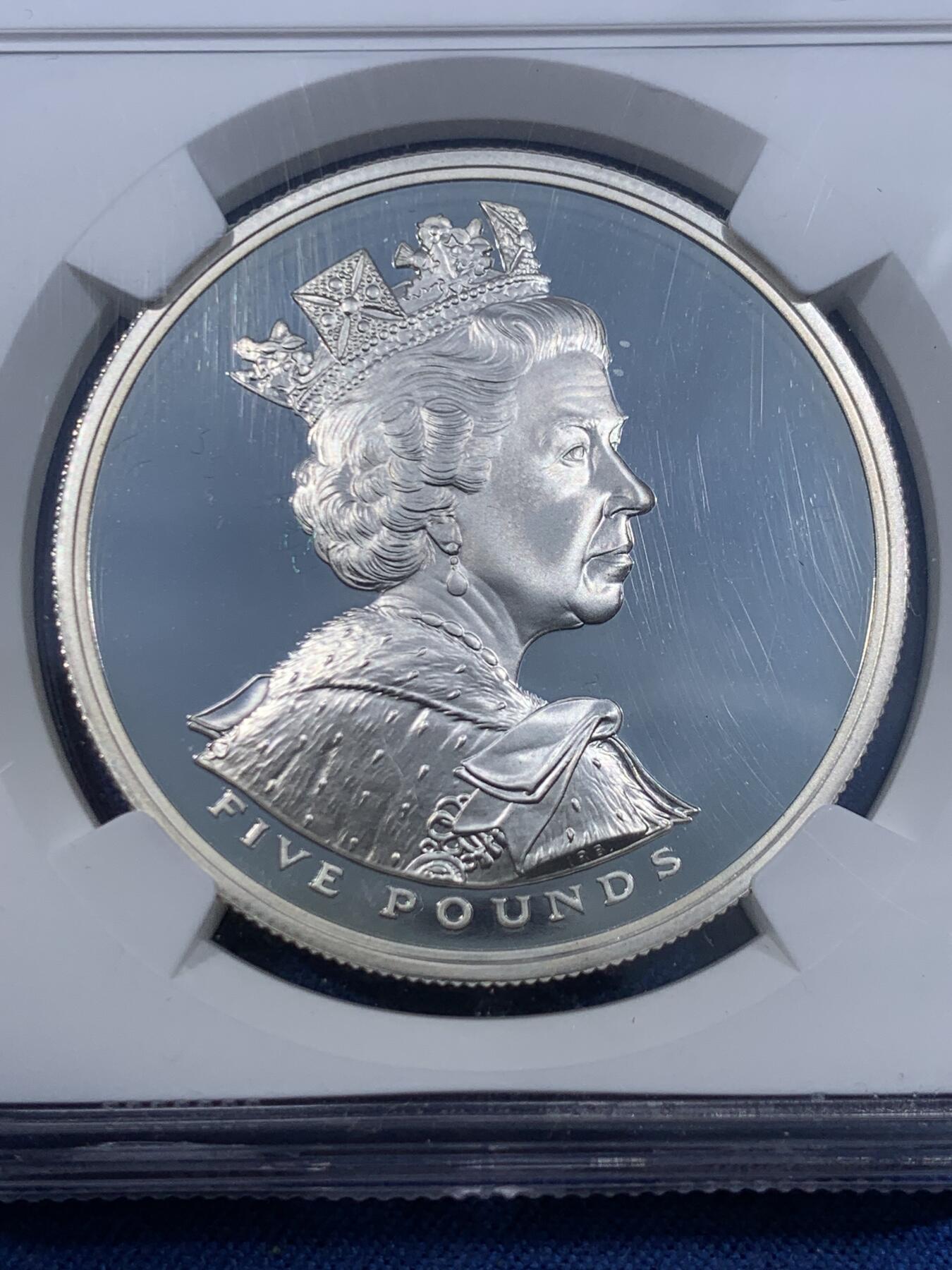 《竞宝斋》第477场 周日，周一 2场连拍 （全场包邮）欢迎送拍 NGC PF69UC 英国2002年纪念伊丽莎白女王加冕50周年（金禧年）精制银币，镜面高浮雕，采用了女王加冕冠冕形象及女王骑马图，面值5磅，28.28克，925银，英系经典题材，盒证齐全。