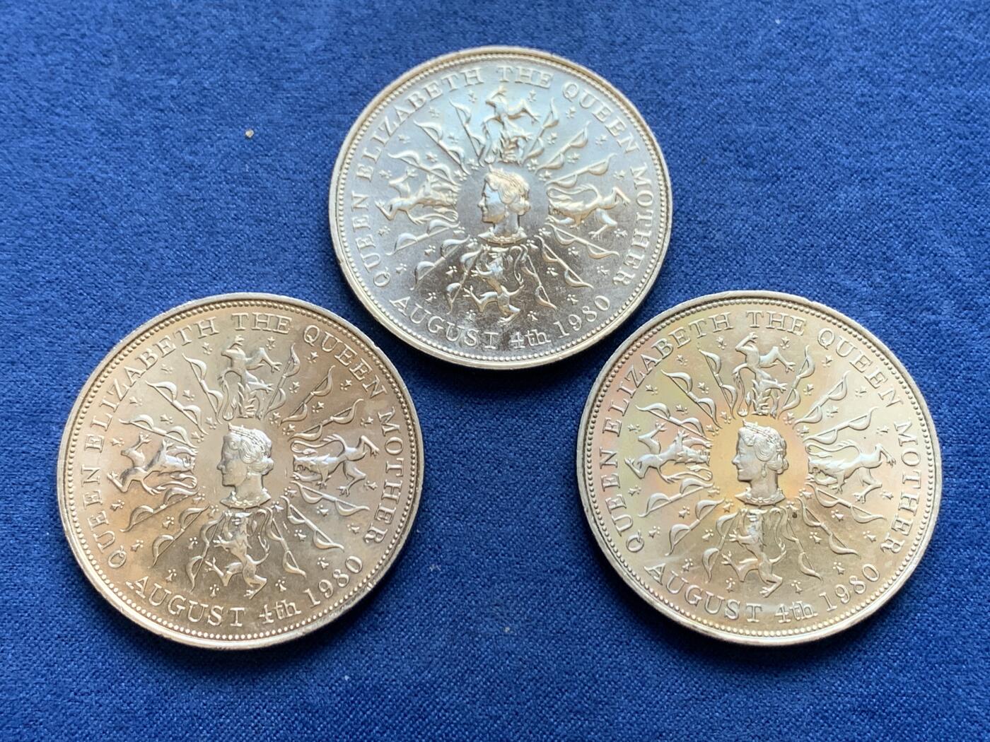 《竞宝斋》第477场 周日，周一 2场连拍 （全场包邮）欢迎送拍 三枚一组 1980年 英国女王母亲纪念克朗，光度不错。