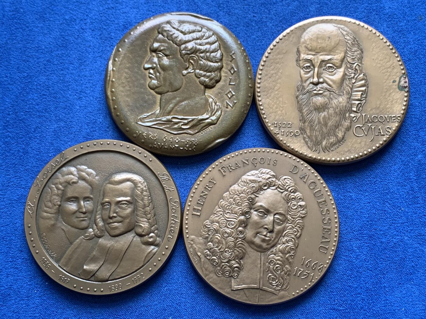 《竞宝斋》第477场 周日，周一 2场连拍 （全场包邮）欢迎送拍 四枚一组 法国信托投资局纪念大铜章 总重518克 直径约为59mm