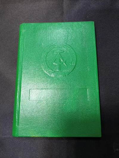 云宸嘉赏-勋臻佳藏四月精品甄选场次（低佣 一元一手） - 民主德国 萨克森州的尼德莱茵·佩特拉女士身份证证件  她接受过德累斯顿医学院培训