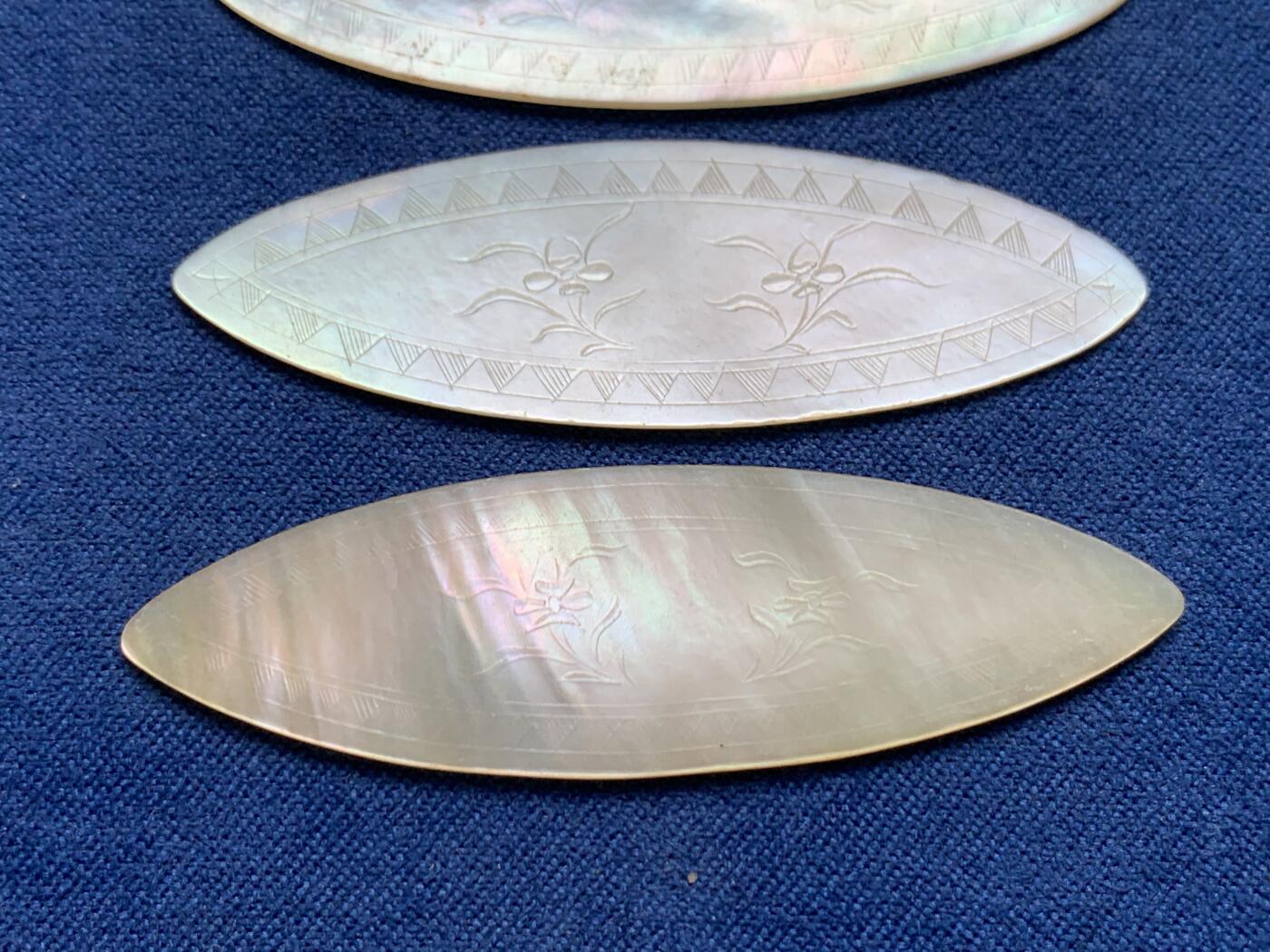 《竞宝斋》第477场 周日，周一 2场连拍 （全场包邮）欢迎送拍 四枚一组 英国一线回流 清螺钿贝母筹码，菱型，珠光水润，花卉精雕。