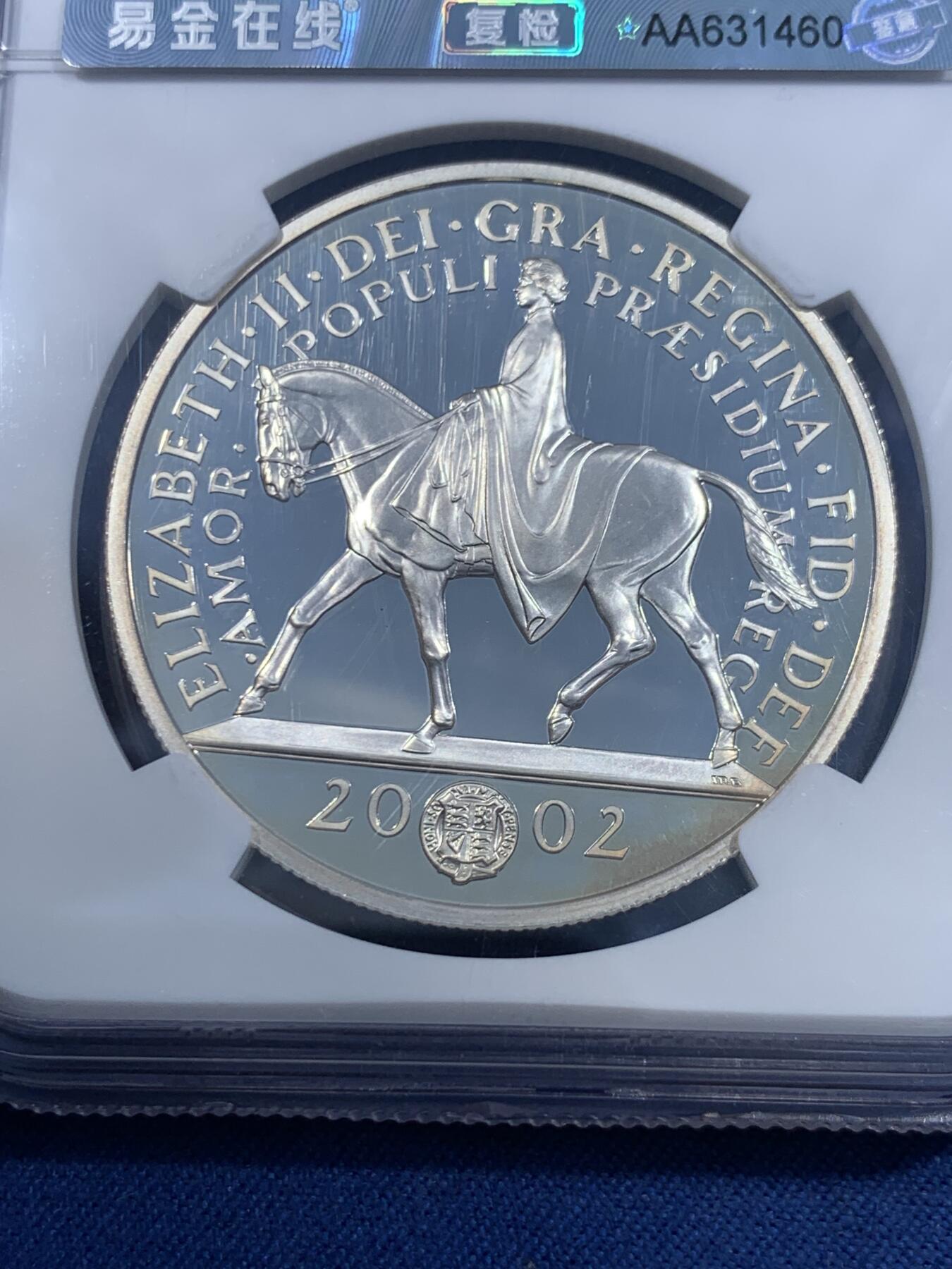 《竞宝斋》第477场 周日，周一 2场连拍 （全场包邮）欢迎送拍 NGC PF69UC 英国2002年纪念伊丽莎白女王加冕50周年（金禧年）精制银币，镜面高浮雕，采用了女王加冕冠冕形象及女王骑马图，面值5磅，28.28克，925银，英系经典题材，盒证齐全。