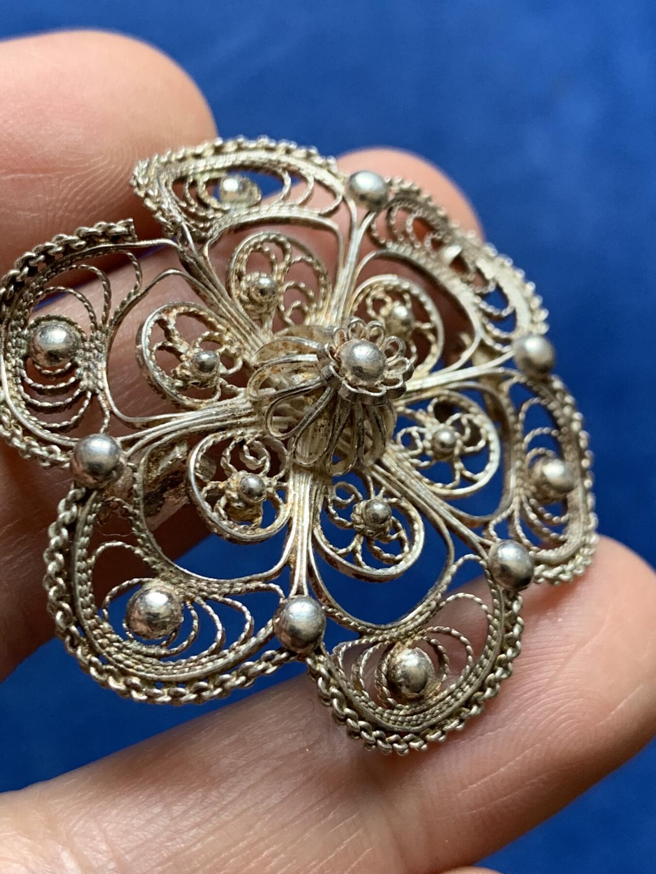 《竞宝斋》第477场 周日，周一 2场连拍 （全场包邮）欢迎送拍 花形镂空银质胸针 重7.75克 直径约39mm