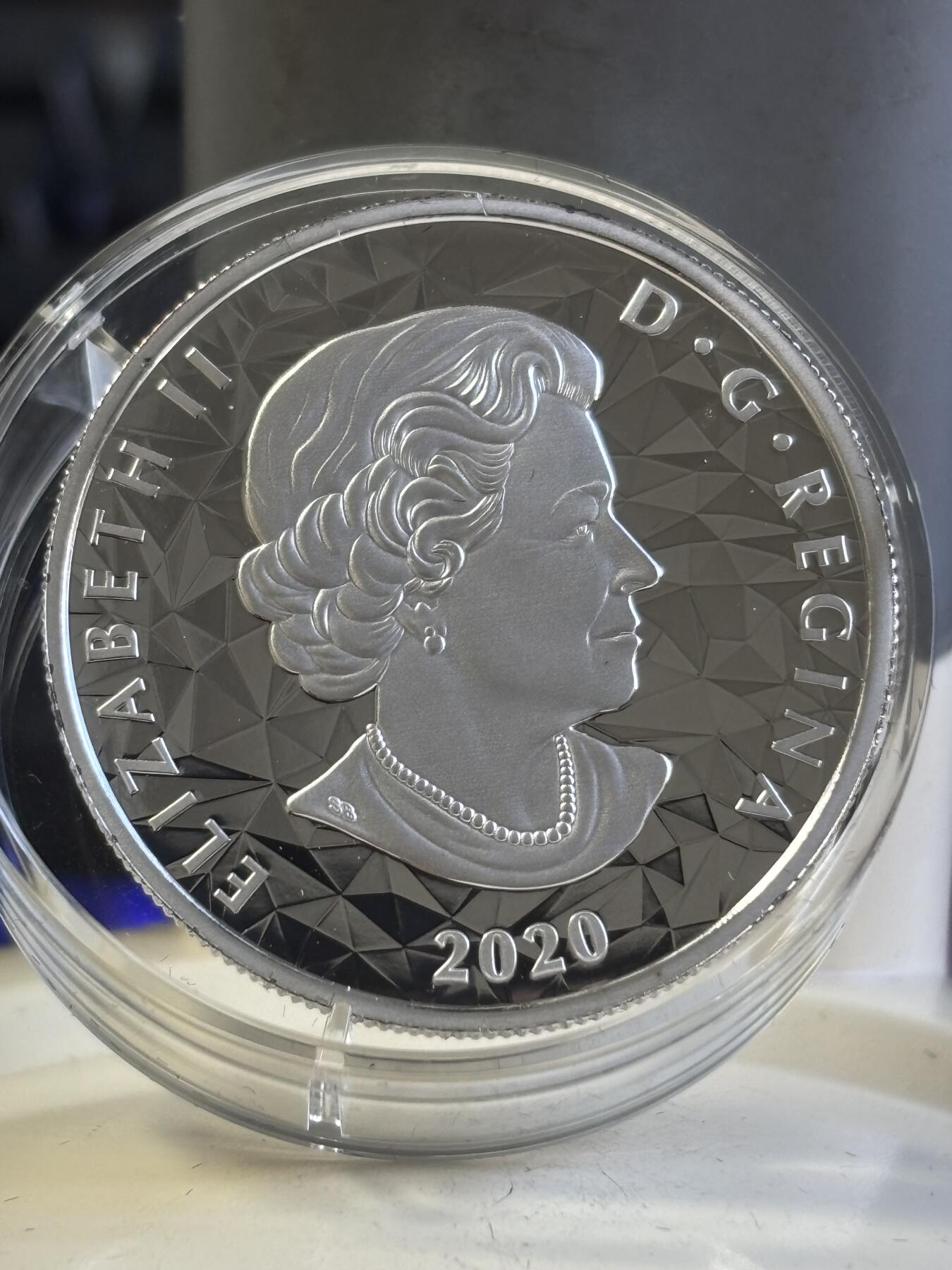 第197期拍卖 加拿大2020年多边立体高浮雕动物系列猞猁纪念银币，9999银，发行2500套