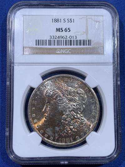 《竞宝斋》第477场 周日，周一 2场连拍 （全场包邮）欢迎送拍 - NGC MS65 美国1881年S版摩根银币，原汁原味双面五彩老包浆，橙金包浆宛如落日，状态一流。盒子边角上有磕碰，不影响盒子的密封。细节见图