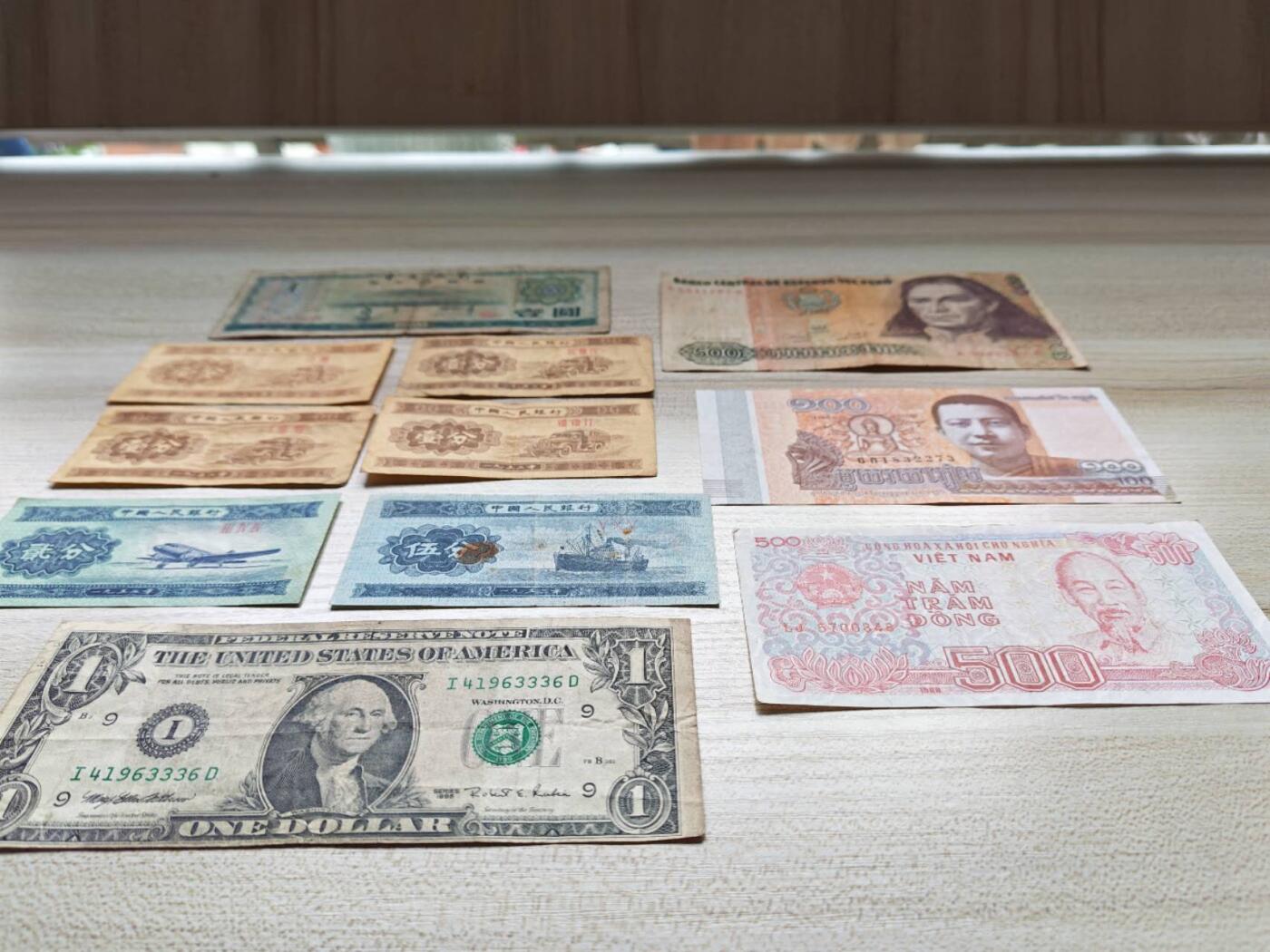 杂七杂八的外国纸钞和新中国分币一起打包便宜卖了