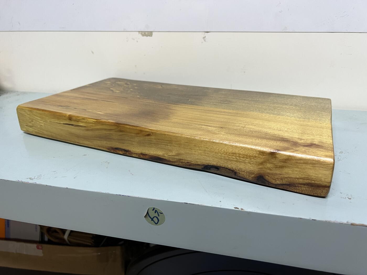 零元拍：NO5-9金丝楠干泡台茶盘 金光闪闪。尺寸约：38/21/3CM。  天然木料有裂，有瑕疵，介意勿拍。