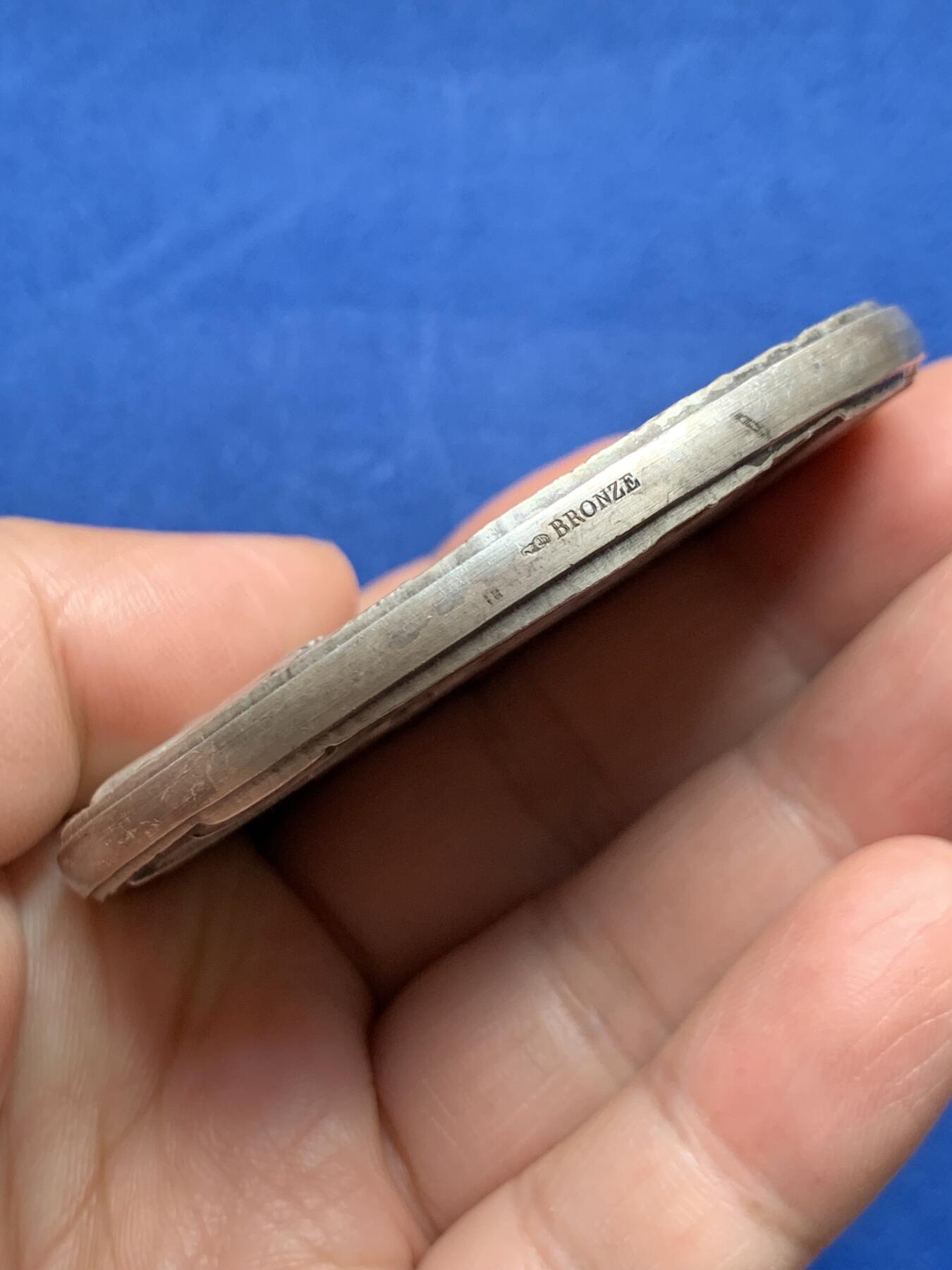 《竞宝斋》第477场 周日，周一 2场连拍 （全场包邮）欢迎送拍 法国波尔多地区电力协会纪念镀银铜章 173.6克 67.7mm 丰饶角铜标