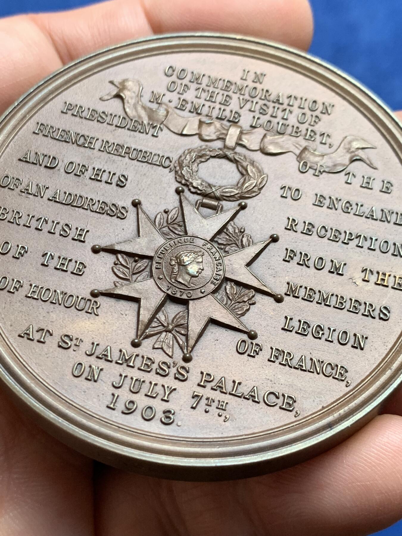 《竞宝斋》第477场 周日，周一 2场连拍 （全场包邮）欢迎送拍 英法握手主题大铜章，寓意友好合作，题材吉祥，139.2克，63.1mm，原盒（有损），收藏观赏俱佳