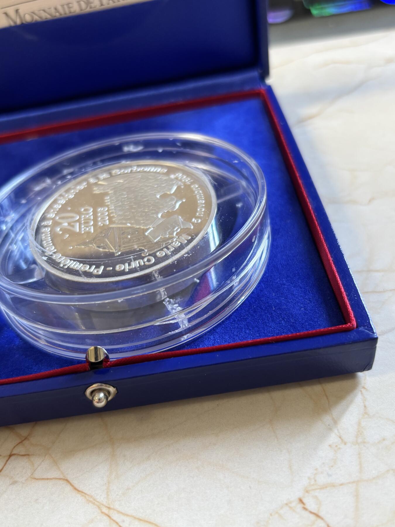 第197期拍卖 法国2006年科学家居里夫人5盎司加厚银币，950银看，163.8克，发行500枚，有氧化