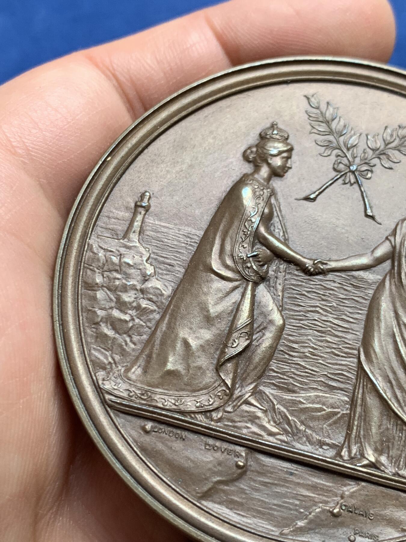 《竞宝斋》第477场 周日，周一 2场连拍 （全场包邮）欢迎送拍 英法握手主题大铜章，寓意友好合作，题材吉祥，139.2克，63.1mm，原盒（有损），收藏观赏俱佳