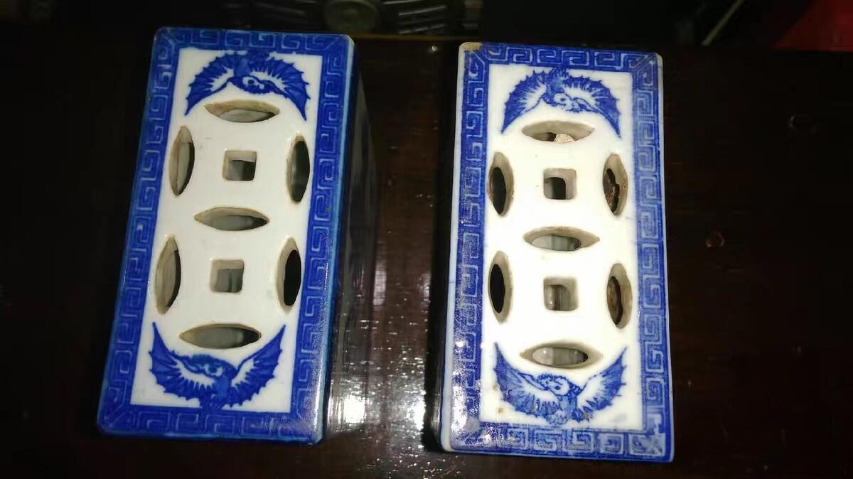 清代青花狮子绣球牡丹花脉枕一对