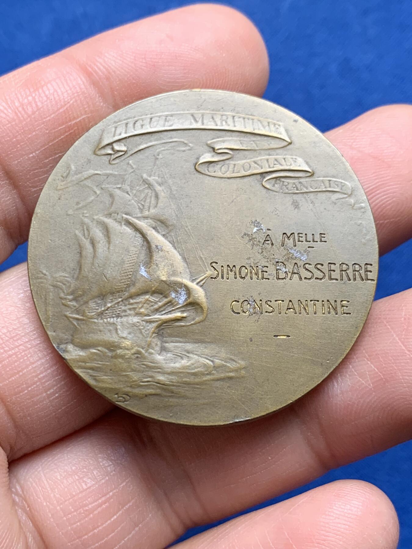 《竞宝斋》第477场 周日，周一 2场连拍 （全场包邮）欢迎送拍 法国海洋与殖民联盟纪念铜章 30.3克 40.2mm 三角铜标