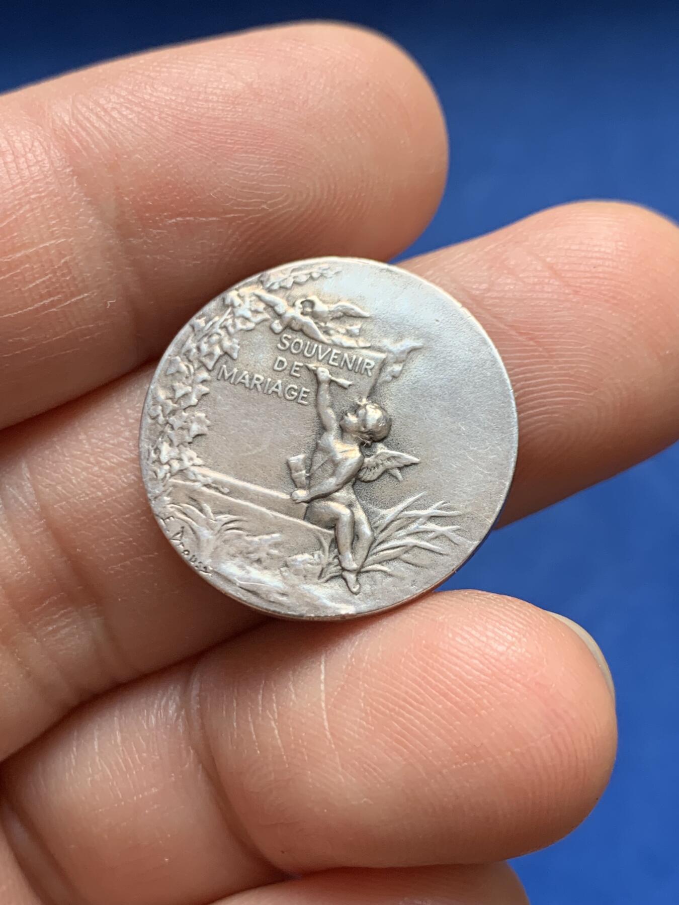 《竞宝斋》第477场 周日，周一 2场连拍 （全场包邮）欢迎送拍 名家名作 法国天使婚礼银章 5.15克 21.8mm 丰饶角银标