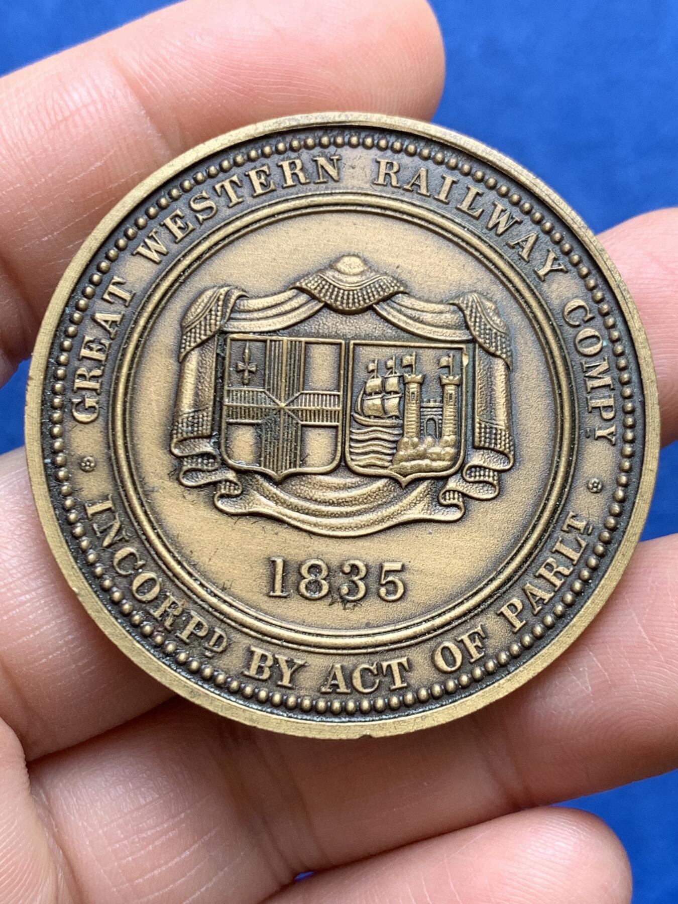 《竞宝斋》第477场 周日，周一 2场连拍 （全场包邮）欢迎送拍 英国北方之星蒸汽机车纪念章。作为工业革命蒸汽机车诞生地，英国拥有深厚火车文化，迷恋怀旧复古列车。37克，44.7mm。