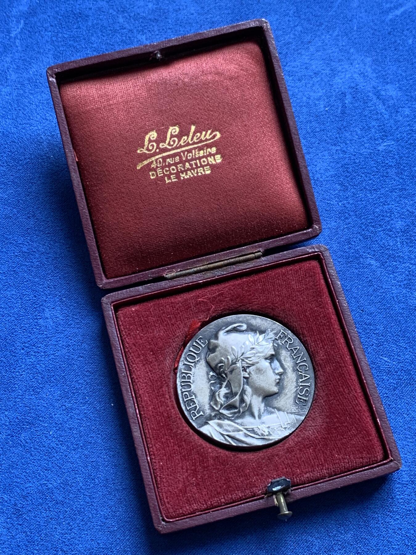 《竞宝斋》第477场 周日，周一 2场连拍 （全场包邮）欢迎送拍 法国勒阿弗尔市镀银铜章 玛丽安娜头像 29.1克 40.7mm 三角铜标 带盒