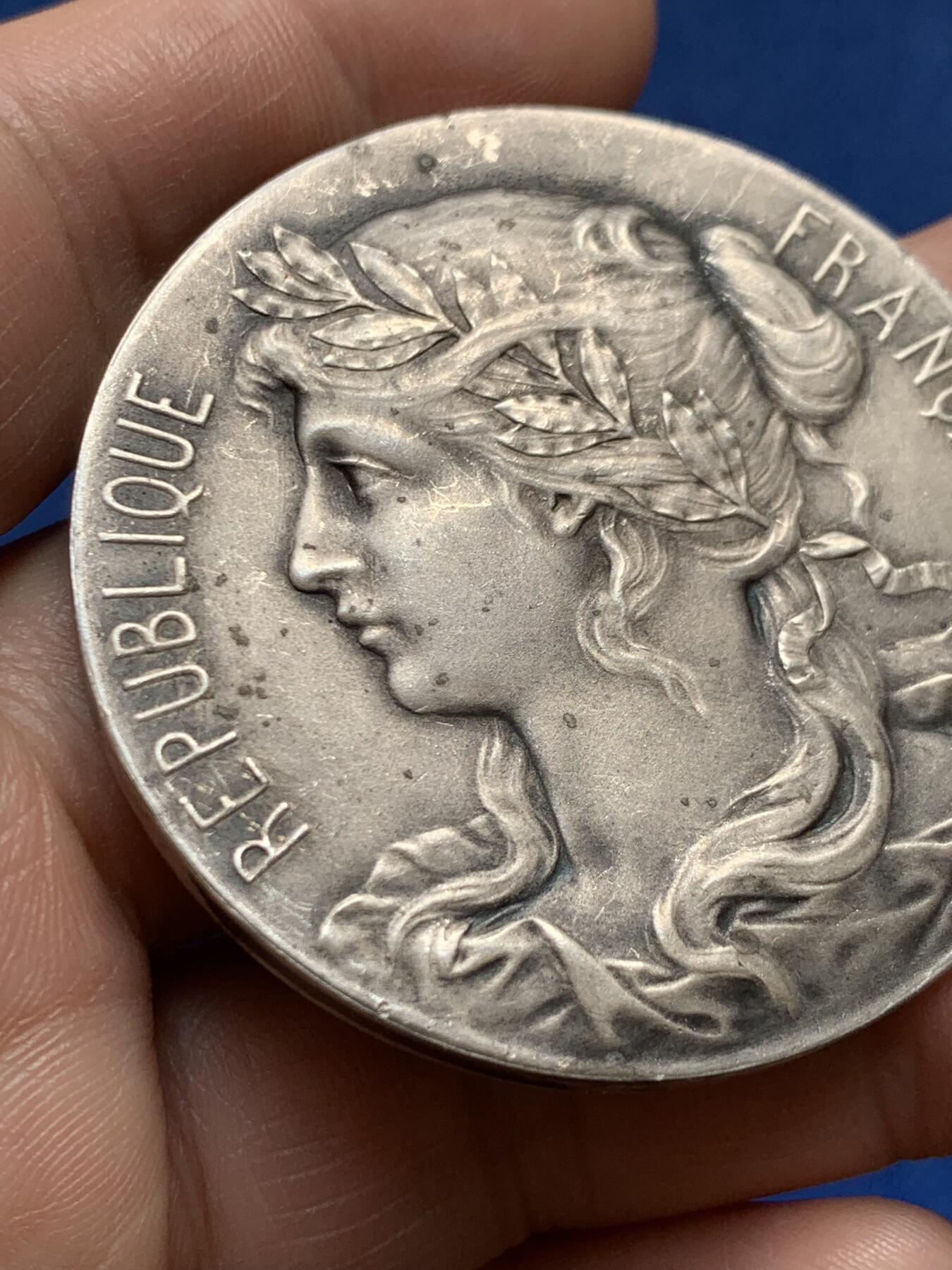 《竞宝斋》第477场 周日，周一 2场连拍 （全场包邮）欢迎送拍 少见玛丽安娜镀银铜章 法国1950年葡萄酒商业荣耀奖章，由巴黎及塞纳省酒类贸易公会授予行业精英，以表彰其在批发与销售领域的卓越贡献。无边铭 53.9克 50.3mm