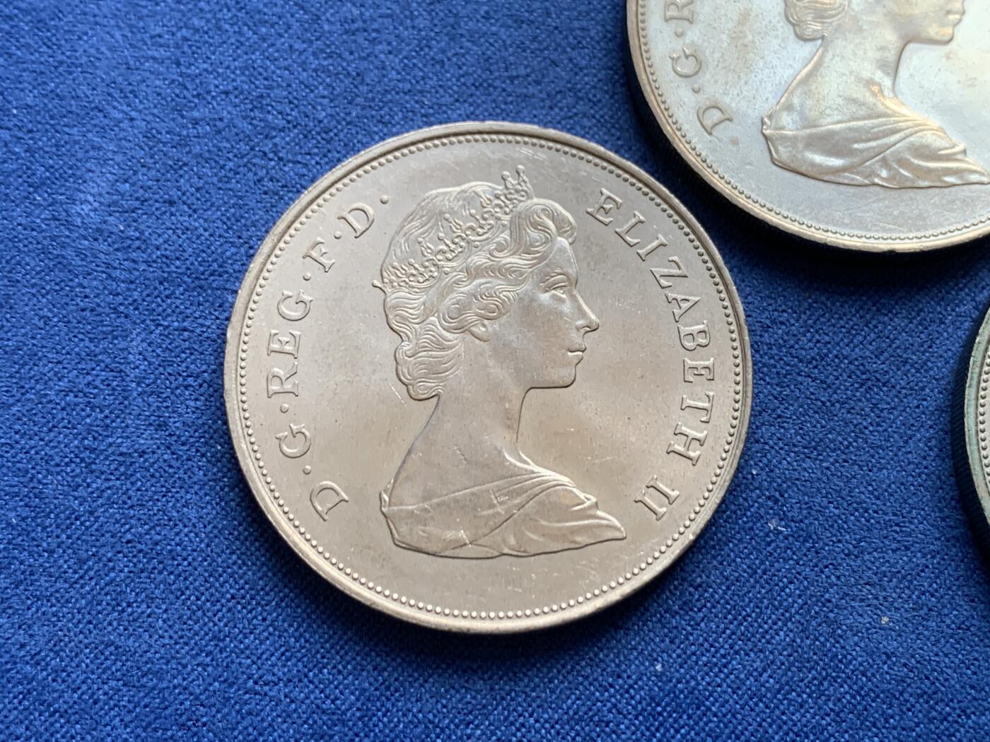 《竞宝斋》第477场 周日，周一 2场连拍 （全场包邮）欢迎送拍 三枚一组 1980年 英国女王母亲纪念克朗，光度不错。