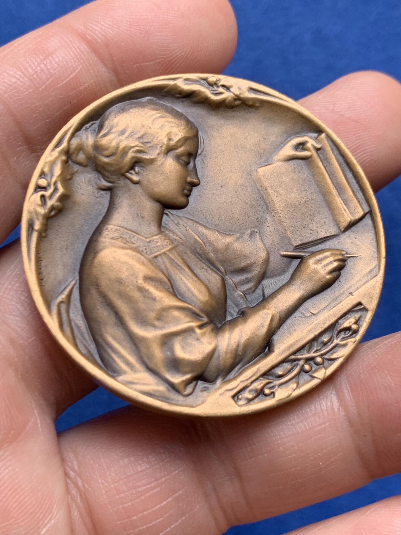 《竞宝斋》第477场 周日，周一 2场连拍 （全场包邮）欢迎送拍 法国会计协会纪念铜章 高浮雕 42.3克 45.6mm 三角铜标