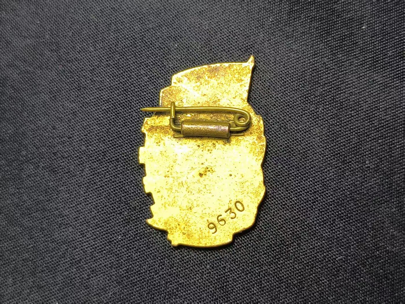 云宸嘉赏-勋臻佳藏四月精品甄选场次（低佣 一元一手） 五十年代初期 运动员证章-早期厚底热珐琅 编号版-9630（千位数早期版少见）