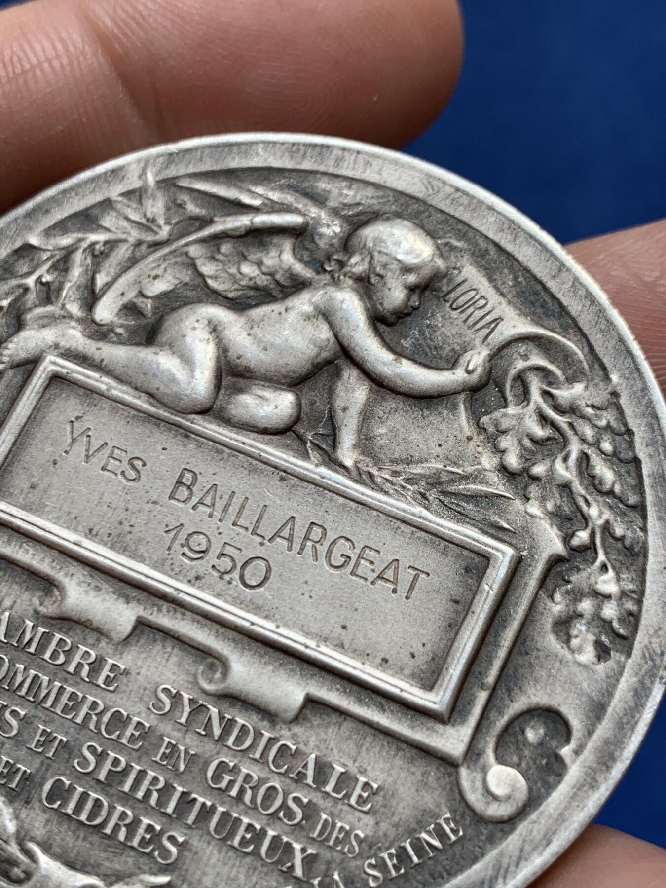 《竞宝斋》第477场 周日，周一 2场连拍 （全场包邮）欢迎送拍 少见玛丽安娜镀银铜章 法国1950年葡萄酒商业荣耀奖章，由巴黎及塞纳省酒类贸易公会授予行业精英，以表彰其在批发与销售领域的卓越贡献。无边铭 53.9克 50.3mm