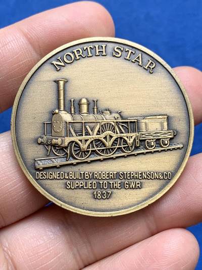 《竞宝斋》第477场 周日，周一 2场连拍 （全场包邮）欢迎送拍 - 英国北方之星蒸汽机车纪念章。作为工业革命蒸汽机车诞生地，英国拥有深厚火车文化，迷恋怀旧复古列车。37克，44.7mm。