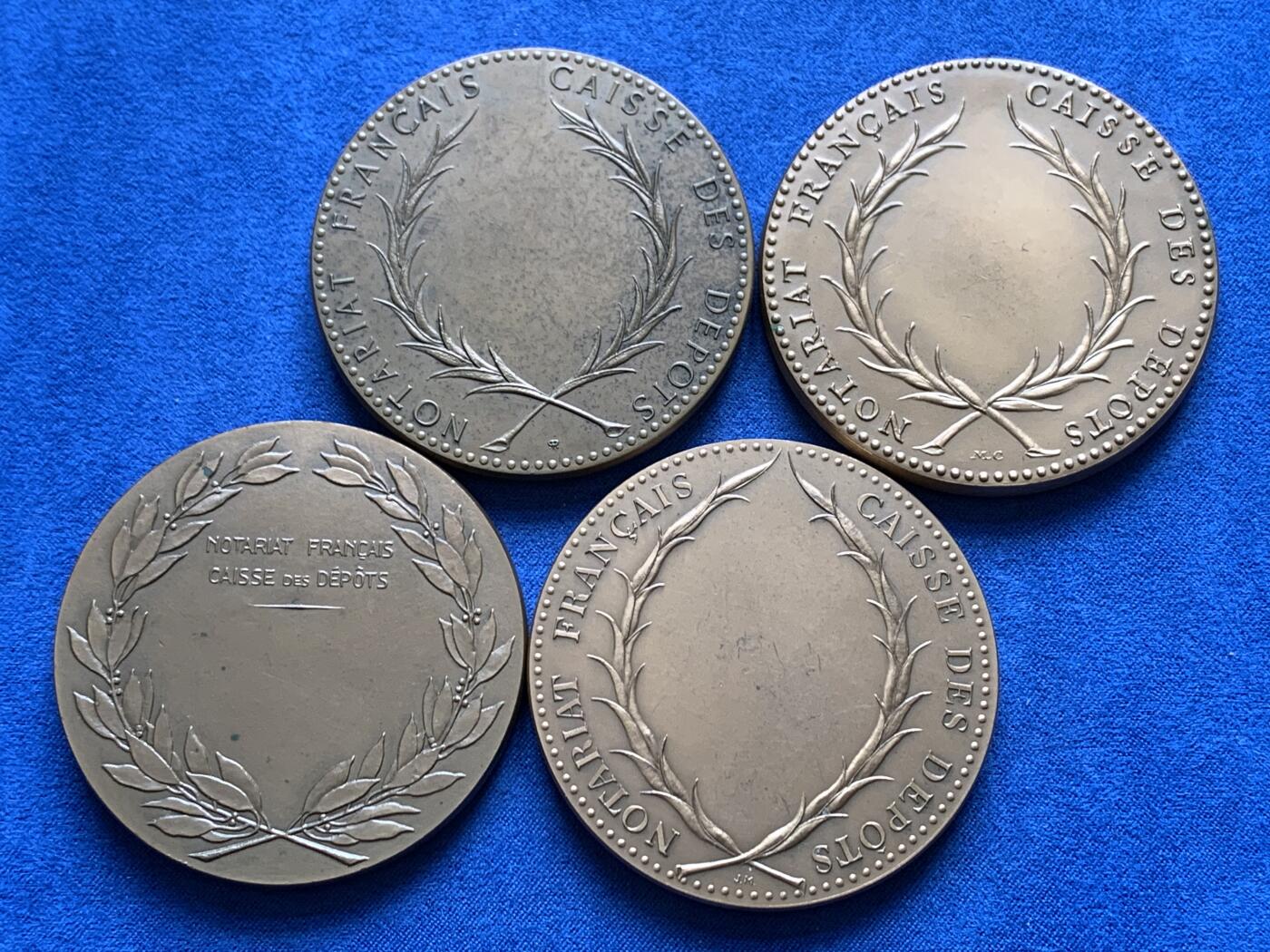 《竞宝斋》第477场 周日，周一 2场连拍 （全场包邮）欢迎送拍 四枚一组 法国信托投资局纪念大铜章 总重518克 直径约为59mm