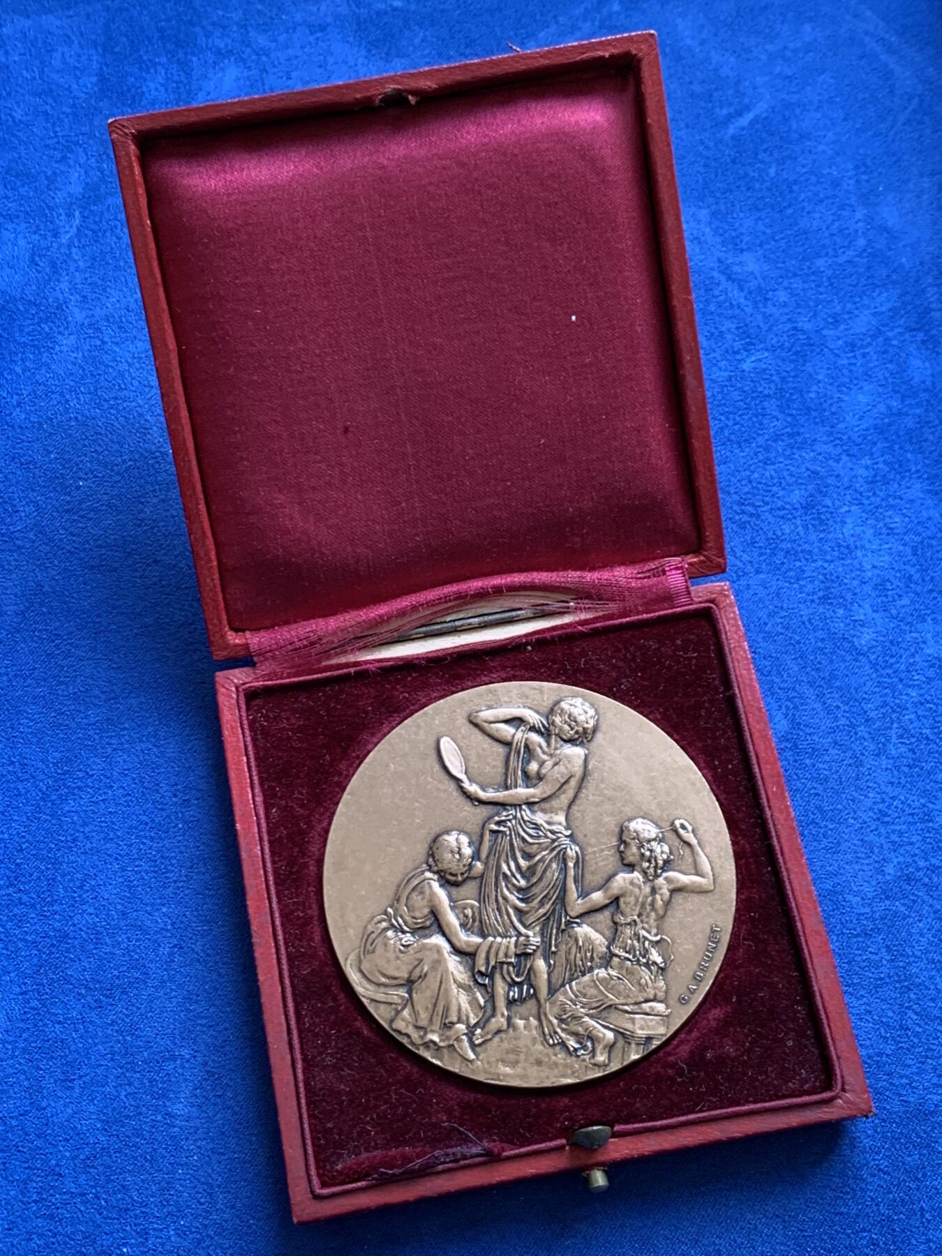 《竞宝斋》第477场 周日，周一 2场连拍 （全场包邮）欢迎送拍 名家乔治·安德烈·布鲁内作女神沐浴更衣大铜章 147.8克 67.5mm 带盒