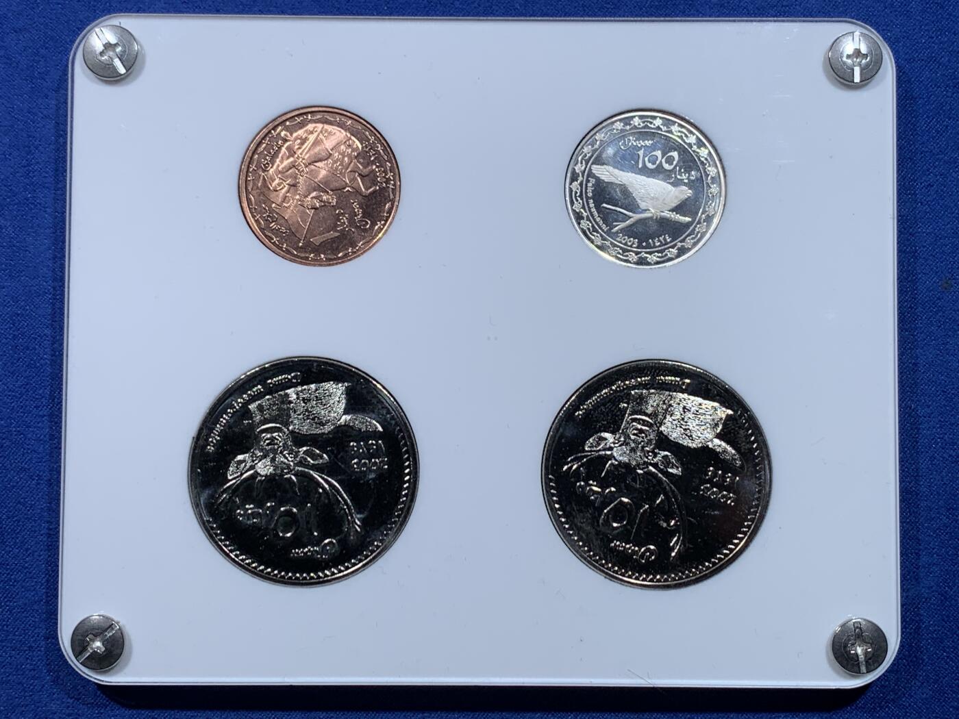 《竞宝斋》第477场 周日，周一 2场连拍 （全场包邮）欢迎送拍 库尔德斯坦2003年开国首套纪念币，含一枚小红隼银币，银币数量1000枚左右，订制FDC盒 品相好 质量佳