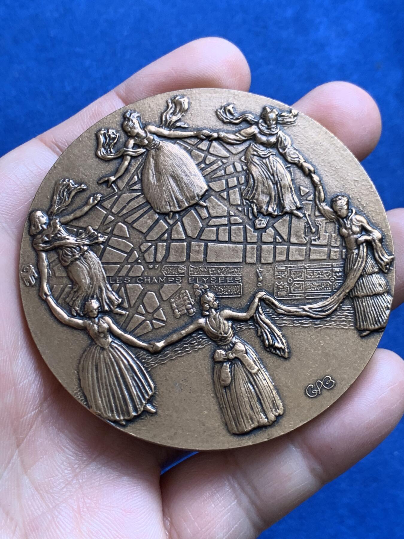 《竞宝斋》第477场 周日，周一 2场连拍 （全场包邮）欢迎送拍 名家乔治·安德烈·布鲁内作女神沐浴更衣大铜章 147.8克 67.5mm 带盒