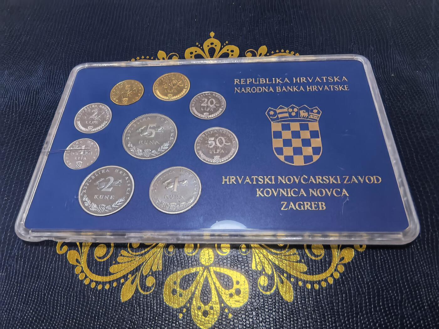 长老汇马年精选第十六场拍卖 2005克罗地亚9枚精制套币，盒子下边有破损如图