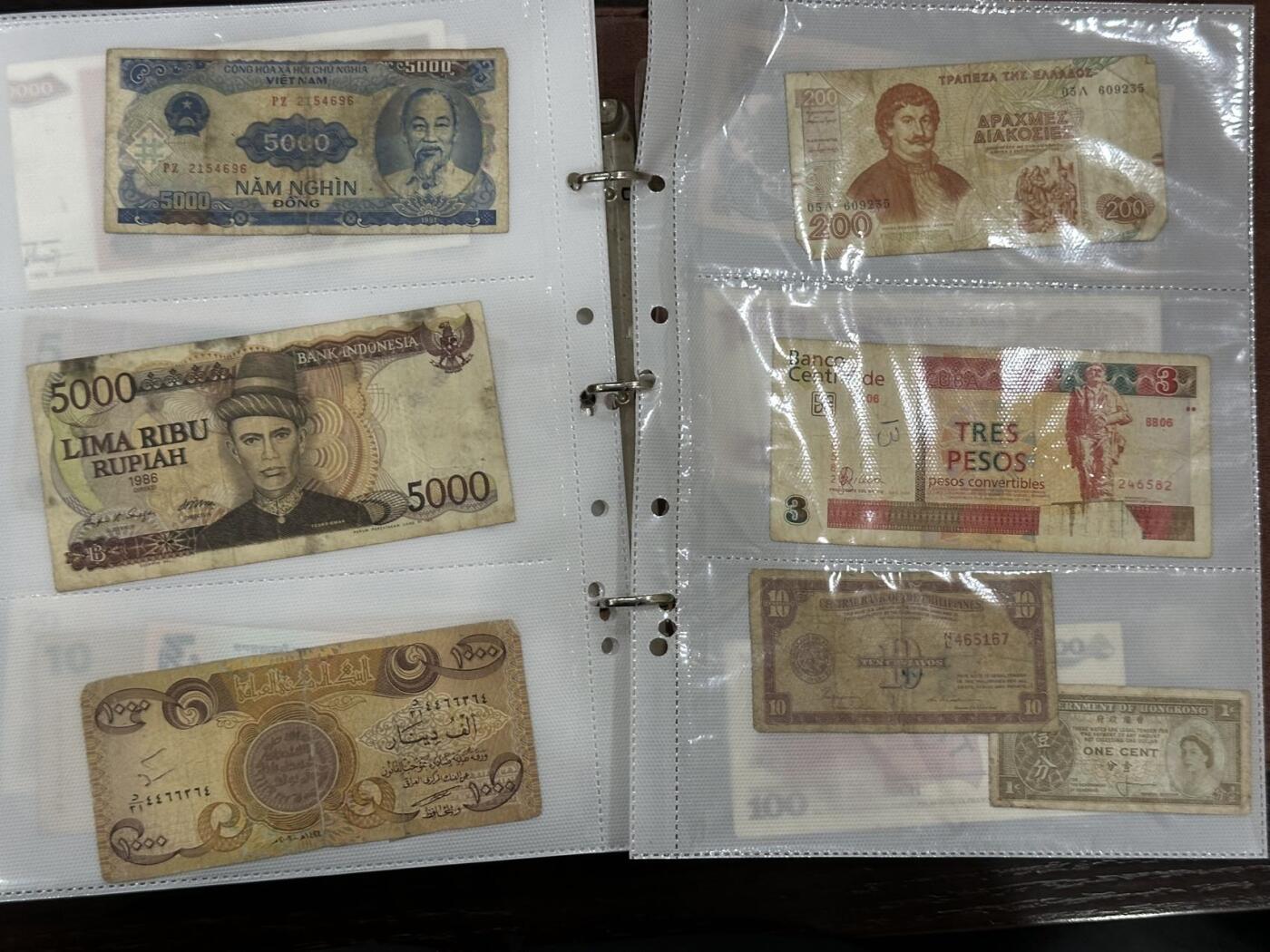 丙午马年四月第二场 。本期更新各类稀有品种 高级纸币硬币收藏册，容量大。一页30枚硬币，九页39张纸币，三版、四班币、俄罗斯、伊朗、朝鲜、瑞士、阿联酋、南斯拉夫、苏联古巴、伊拉克、菲律宾等国