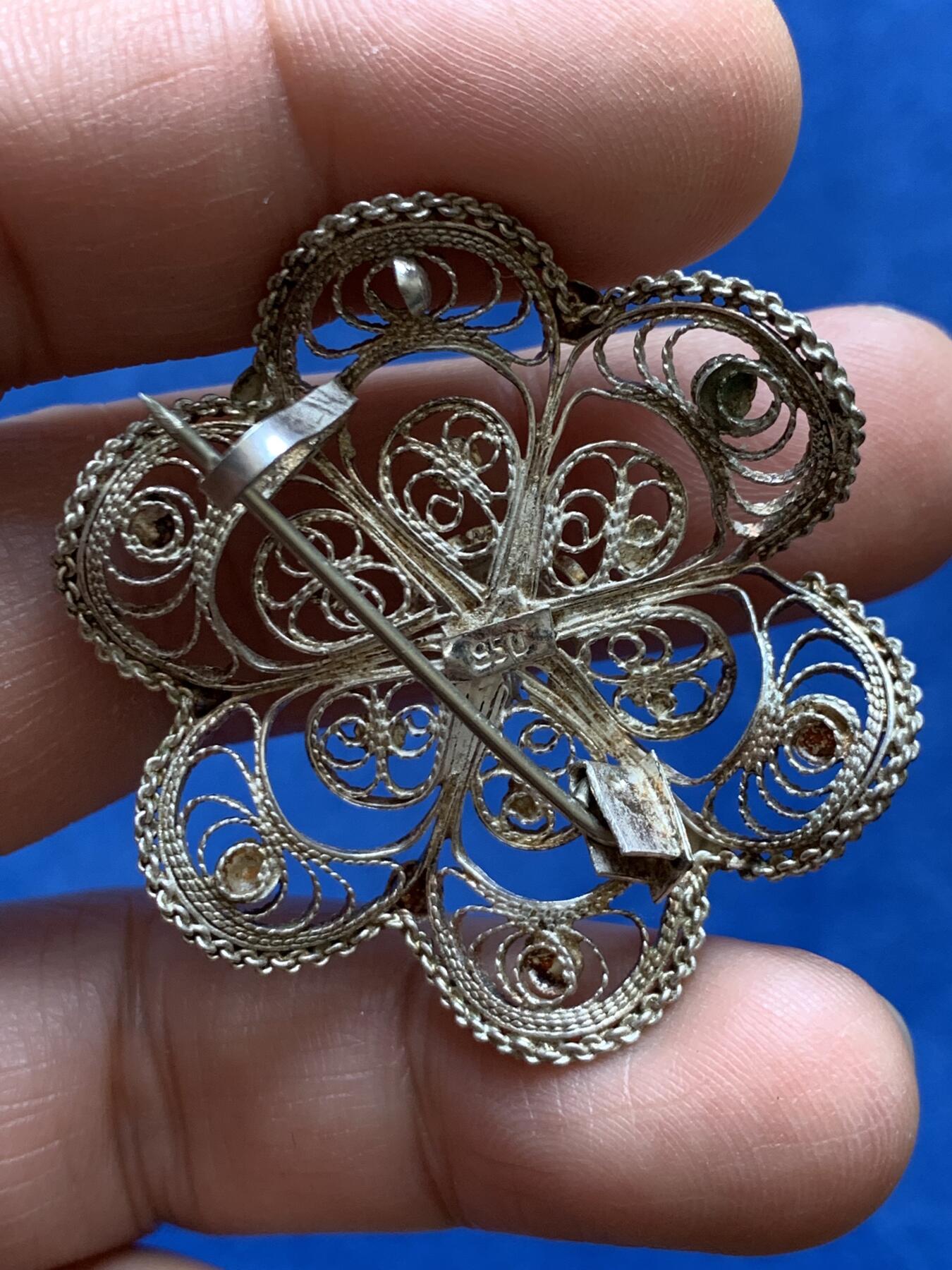 《竞宝斋》第477场 周日，周一 2场连拍 （全场包邮）欢迎送拍 花形镂空银质胸针 重7.75克 直径约39mm