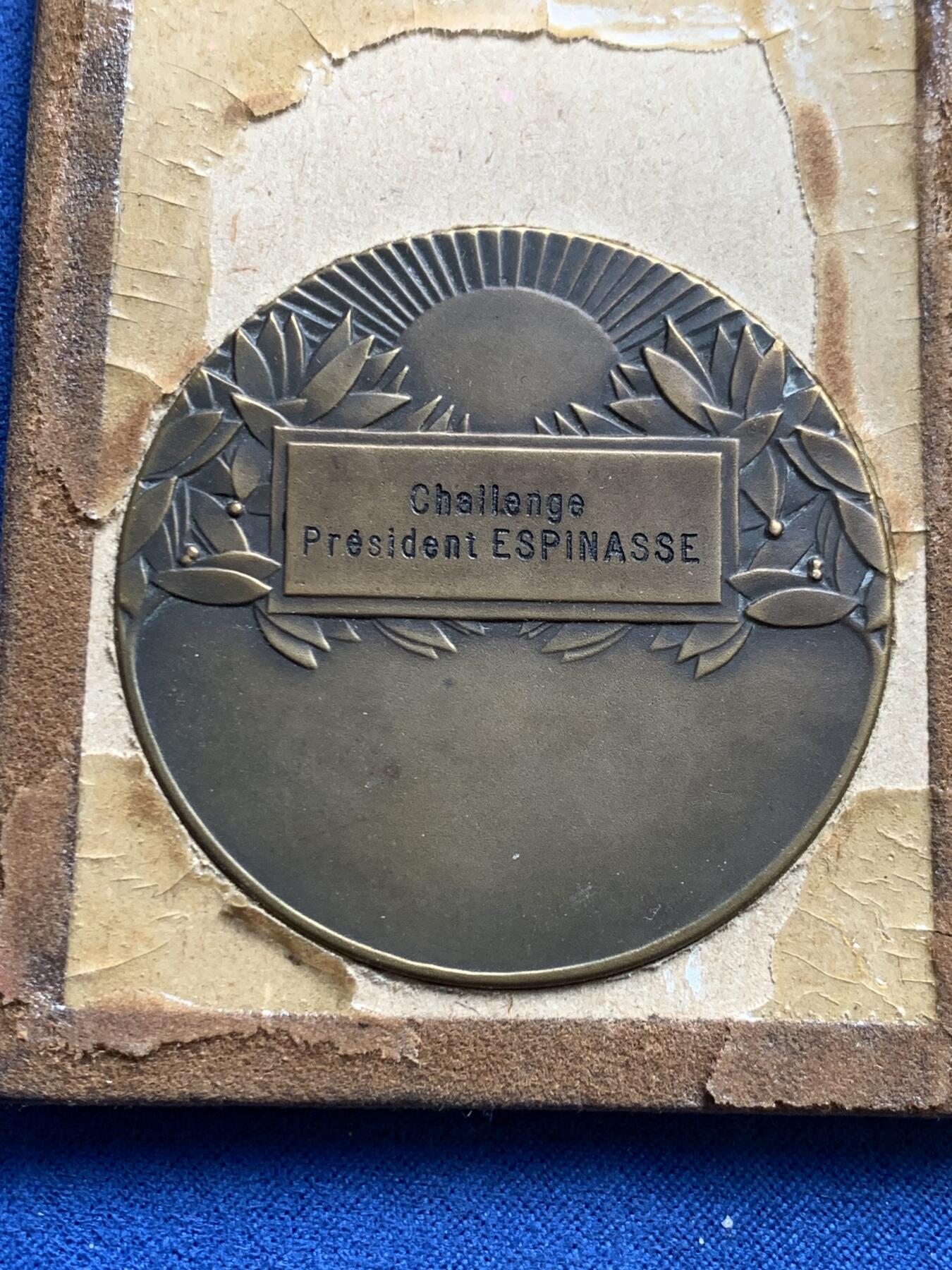 《竞宝斋》第477场 周日，周一 2场连拍 （全场包邮）欢迎送拍 两枚一组 法国击剑协会铜章 总重108.8克 约50mm 带盒