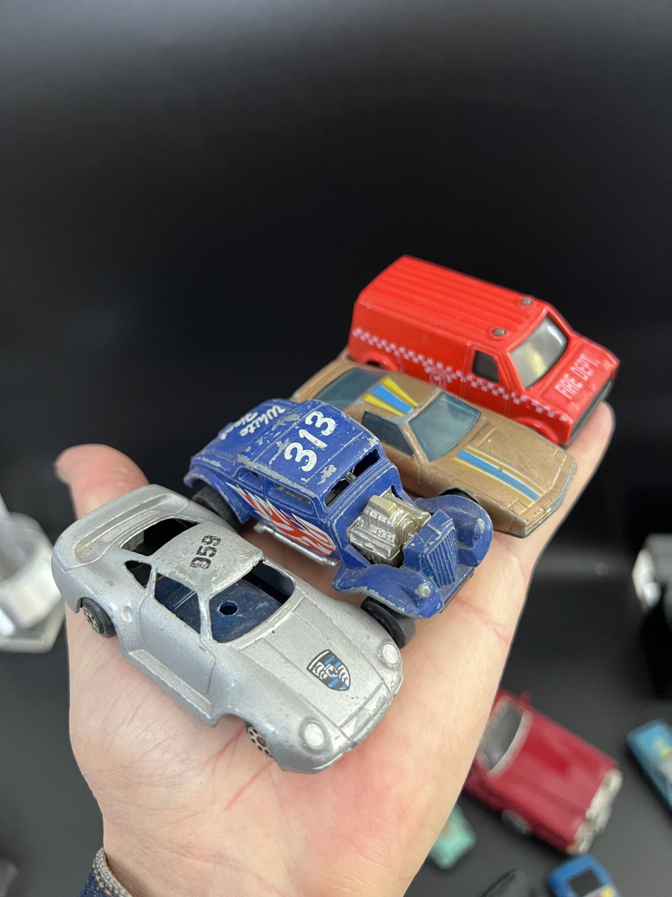 零元拍： 十台90年代老古董小车模型，大部分为合金车，品相全部为战损级别。