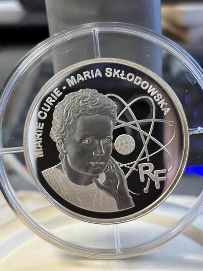 法国2006年科学家居里夫人5盎司加厚银币，950银看，163.8克，发行500枚，有氧化