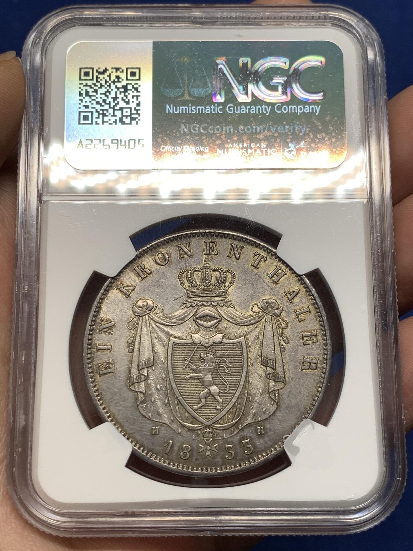 《竞宝斋》第477场 周日，周一 2场连拍 （全场包邮）欢迎送拍 NGC UNCD 1833首年 德国黑森达姆施塔特 路德维希二世皇冠泰勒银币 老包浆转光好状态 由巴伐利亚历史泰勒的同一雕模师c.voiet设计雕模 非常少见的小邦早期泰勒 成交记录寥寥无几