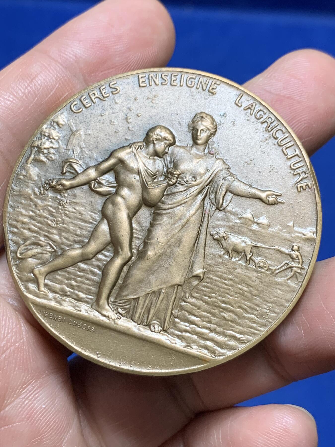 《竞宝斋》第477场 周日，周一 2场连拍 （全场包邮）欢迎送拍 法国谷物女神教导农业大铜章  杜布瓦作品 法国新艺术运动时期著名章牌雕刻家 细节见图 约50mm 68.5克