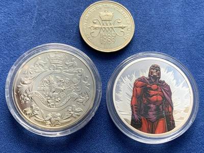 《竞宝斋》第477场 周日，周一 2场连拍 （全场包邮）欢迎送拍 - 伊丽莎白二世纪念币两枚 5镑与2镑；另附一枚漫威纪念章